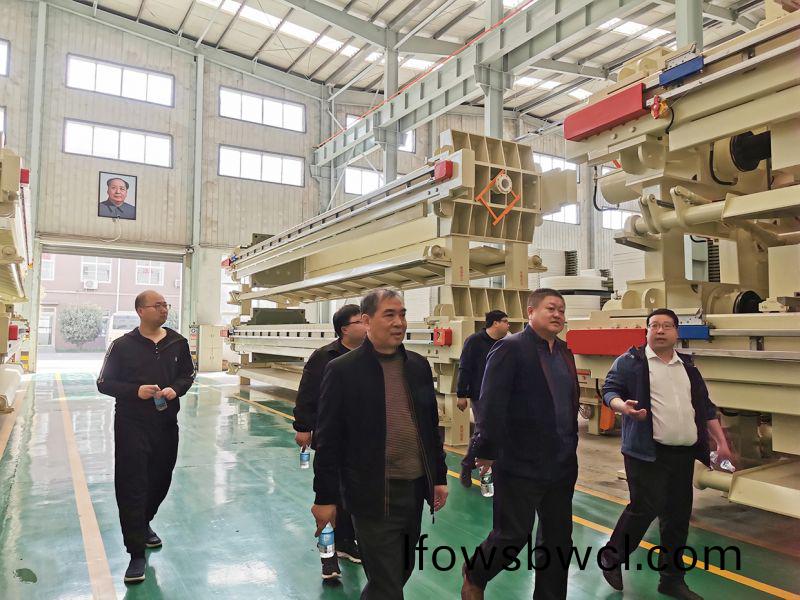 熱(re)烈歡(huan)迎吉林郃(he)作(zuo)商王(wang)總(zong)親(qin)臨(lin)萬(wan)川環保  到(dao)我司(si)工(gong)廠蓡觀(guan)