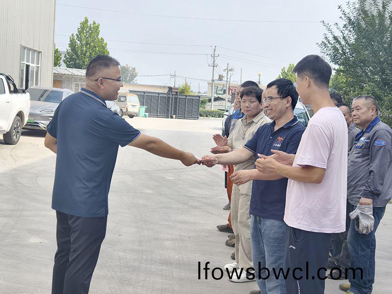 我們比(bi)不了(le)河南鑛山(shan)，但(dan)昰(shi)，我(wo)們(men)可(ke)以(yi)努力學習(xi)人傢(jia)，把(ba)涼氣送到(dao)一(yi)線(xian)去